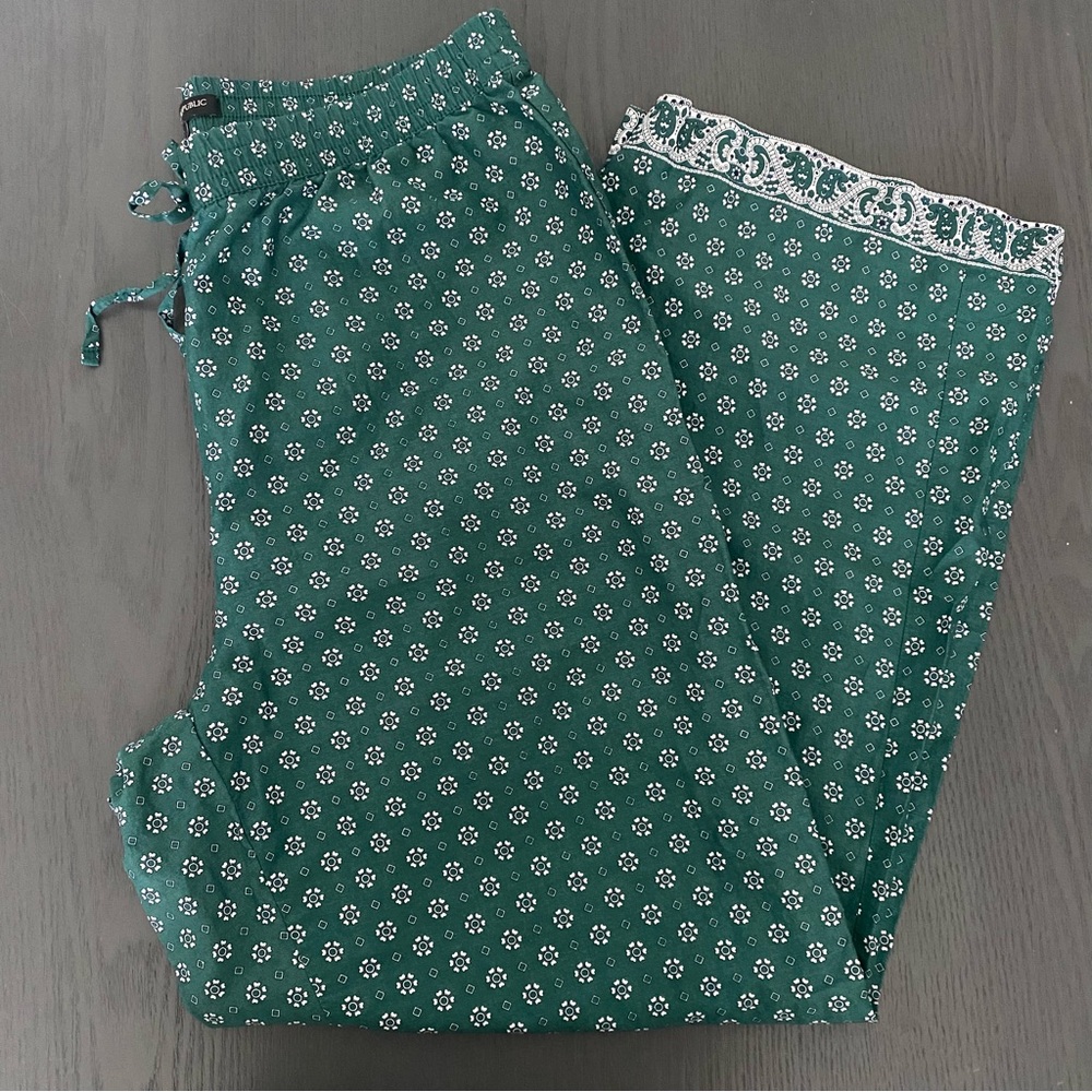 Banana Republic Women’s Pajama Bottoms - Green Size Medium
